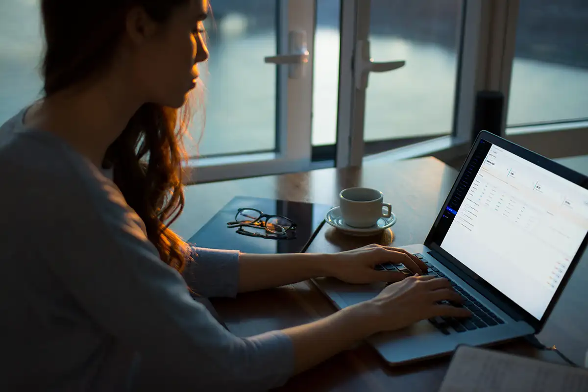 Operatore sociale che utilizza SIUSS su laptop in ufficio