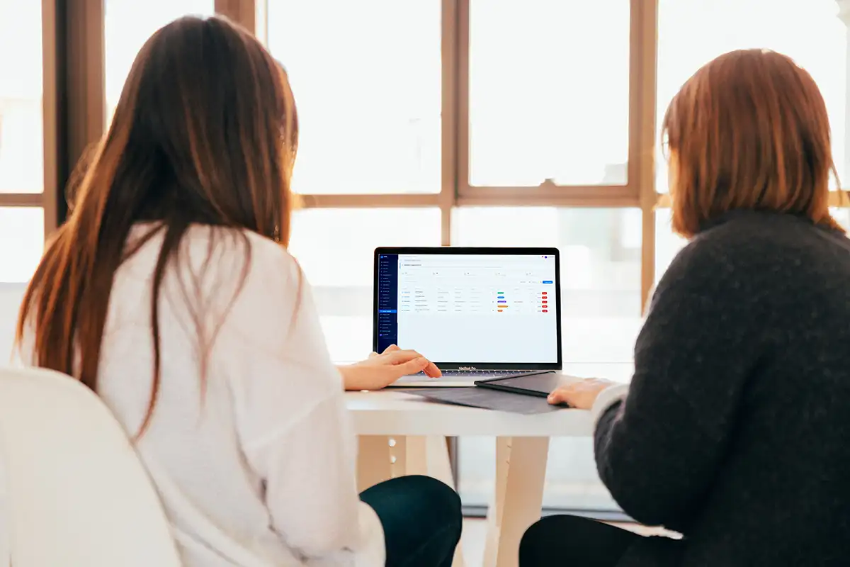 Due operatrici che consultano il sistema SIUSS durante una sessione di formazione