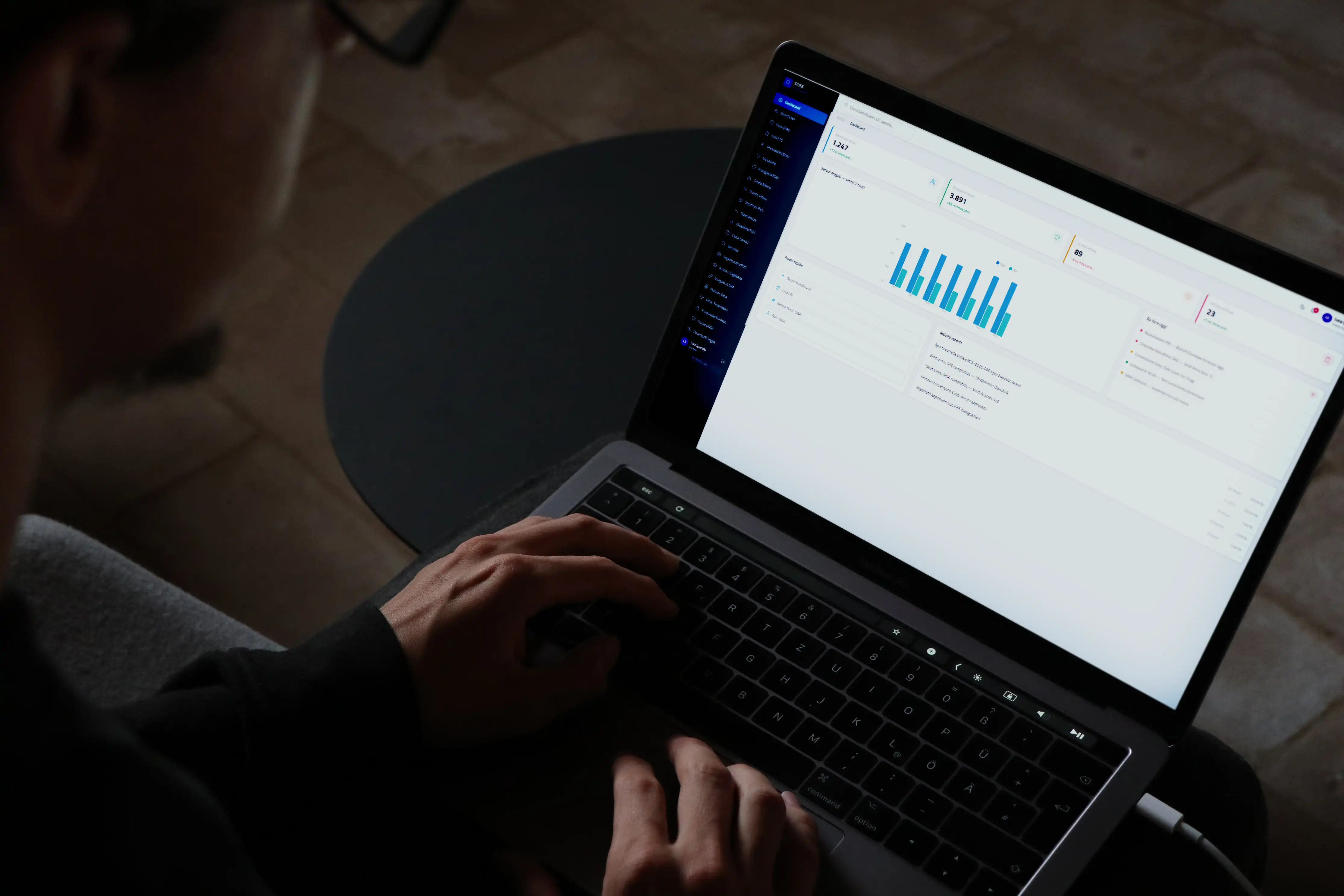 Operatore che utilizza il sistema SIUSS su laptop in un contesto professionale